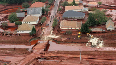 Macaristan'da kızıl atık köy boşalttırdı
