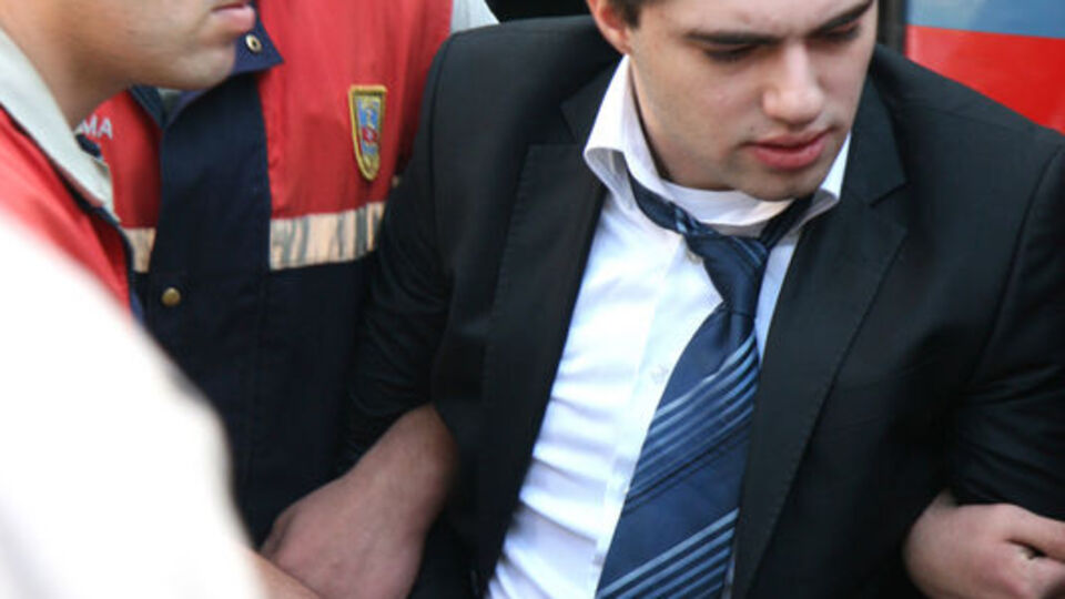 Cem, Münevver'in kardeşinden şikayetçi oldu