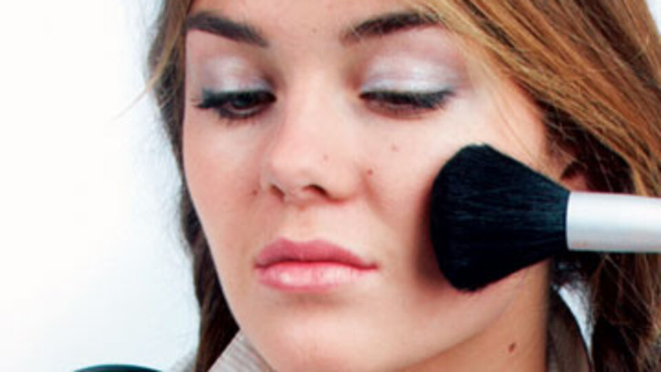 Doğal yollarla teninizin rengini açın