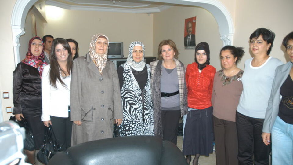 CHP'li Çakmakçı'yı Batman'da türbanlı kadınlar karşıladı