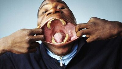 Ağzına kutu kola sığıyor