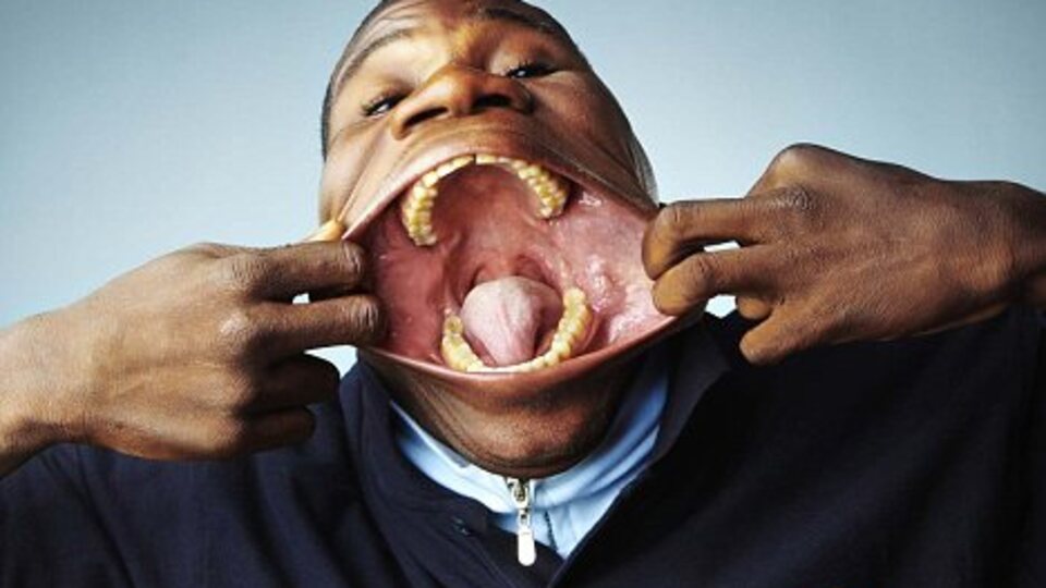 Ağzına kutu kola sığıyor