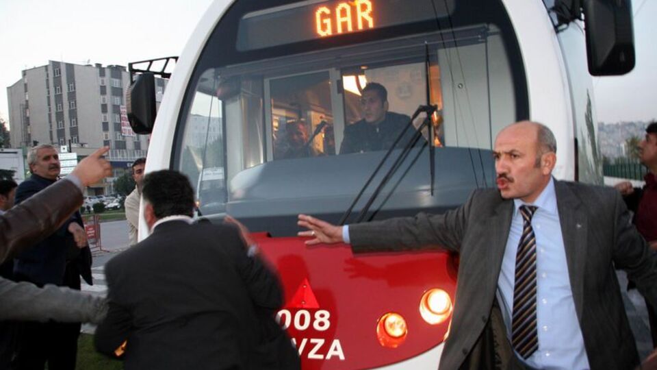 Dolmuşçular trene saldırdı! VİDEO