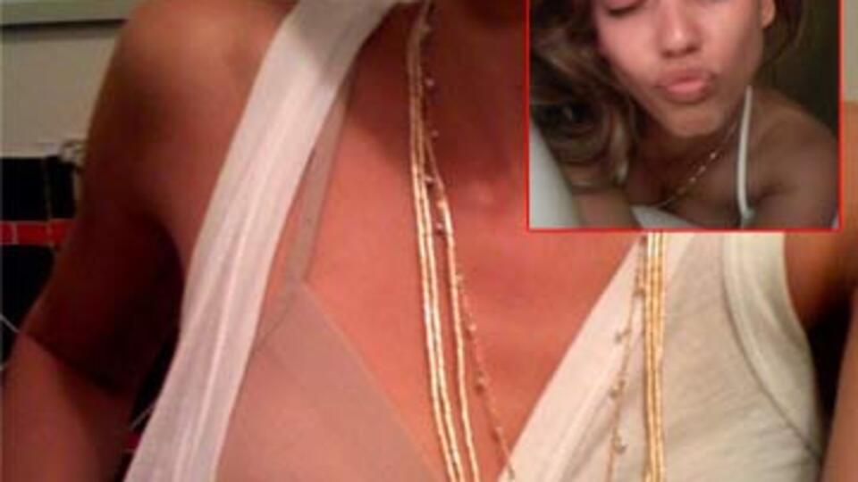 Çıplak fotoları internete düştü GALERİ