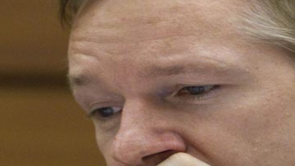 Wikileaks'in kurucusu 10'uncu köyü arıyor