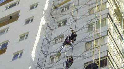 Paralarını alamadıkları iddia eden işçiler yangın çıkardı