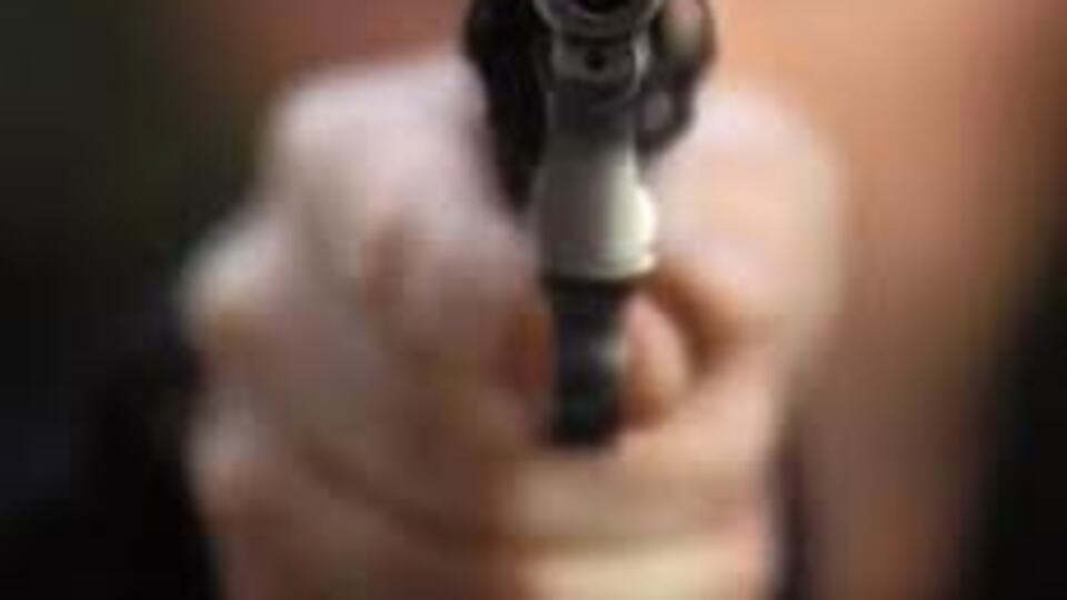 Polis eşinin silahı ile intihar etti