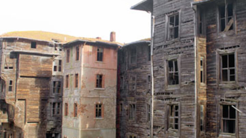 Yetimhane'nin tapusu 'patrik'e verildi