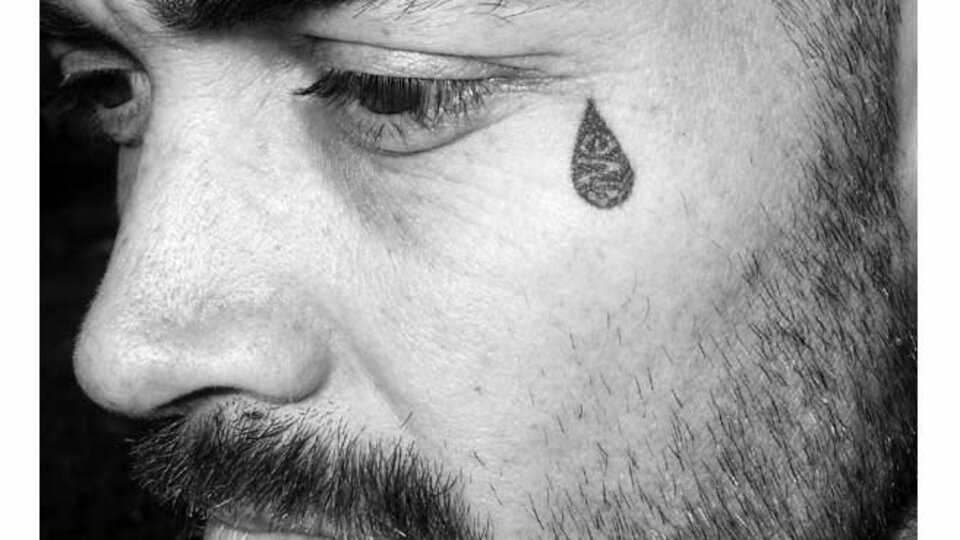 Tacizciyi gözyaşı dövmesi yakalattı