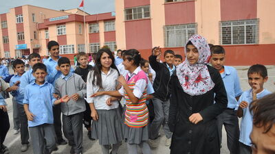 Türbanlı öğrenci sınıfa girince ders bahçede yapıldı