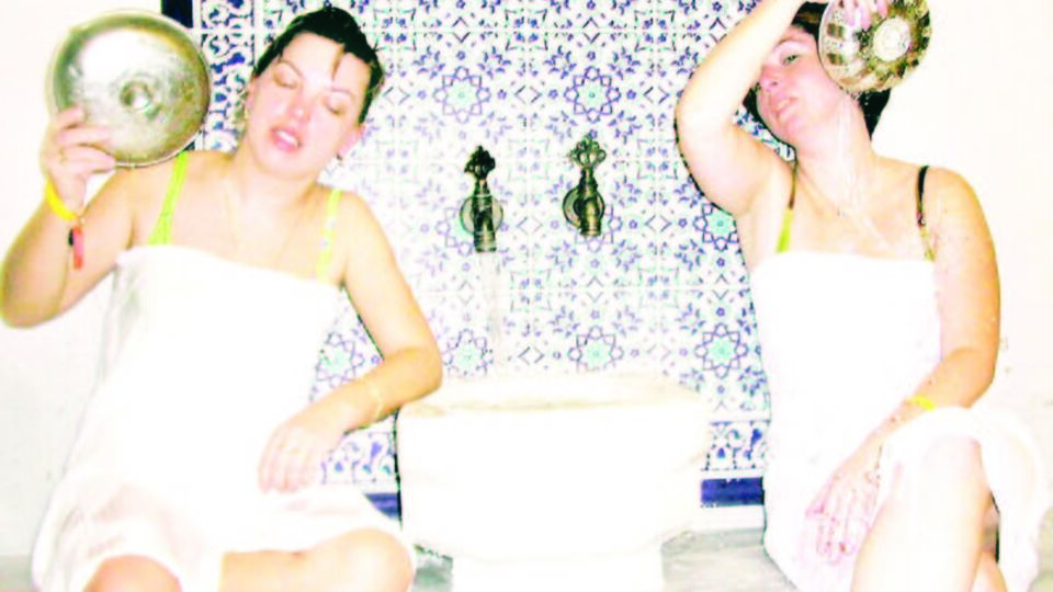 Kadınlar hamamına çatıdan erkek düştü