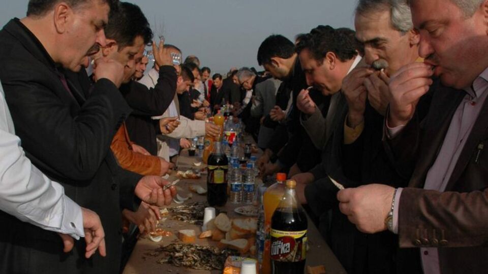 Bir saatte 750 kilo hamsi yediler!