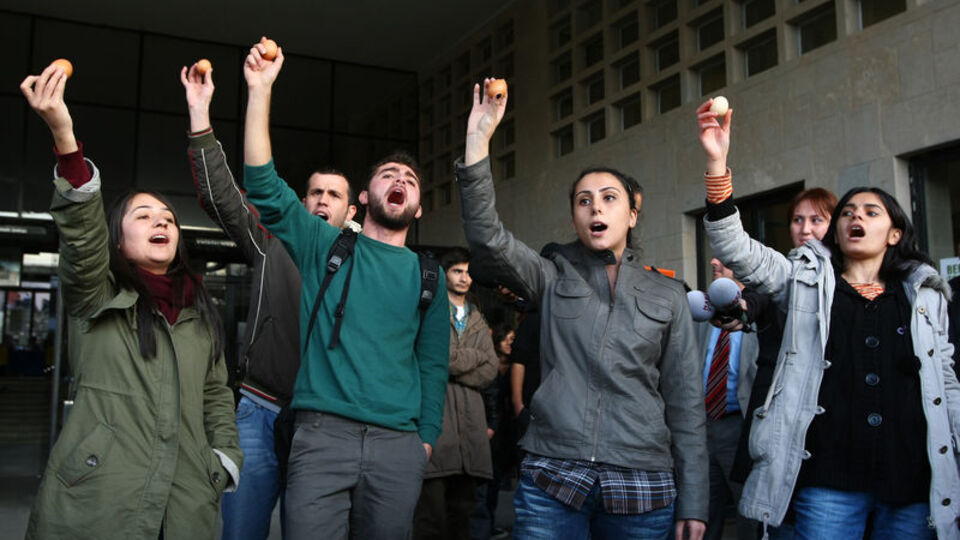 Protestocu öğrencilere polis müdahalesi