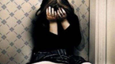 8 ve 10 yaşlarındaki iki kızına porno izletti!