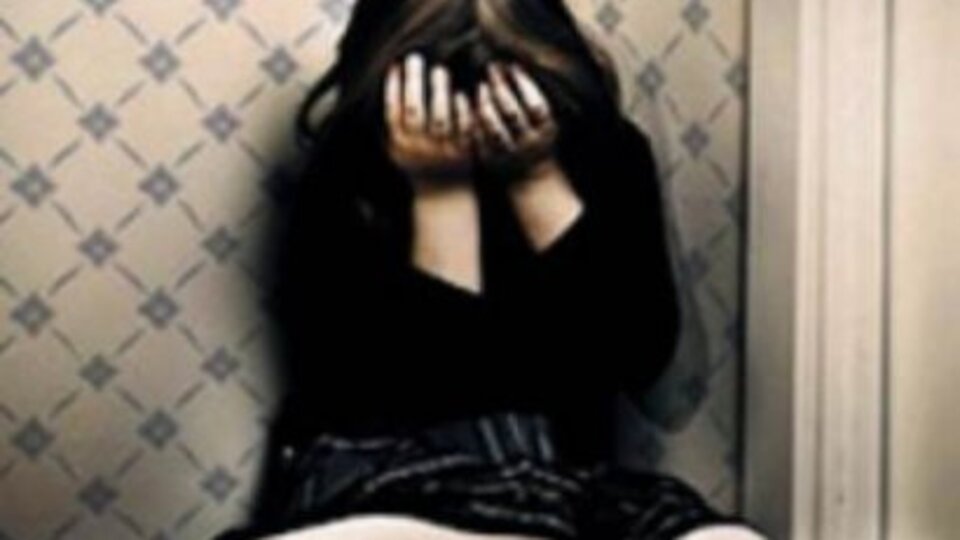 8 ve 10 yaşlarındaki iki kızına porno izletti!