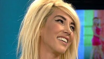 Hande canlı yayında göbek attı VİDEO