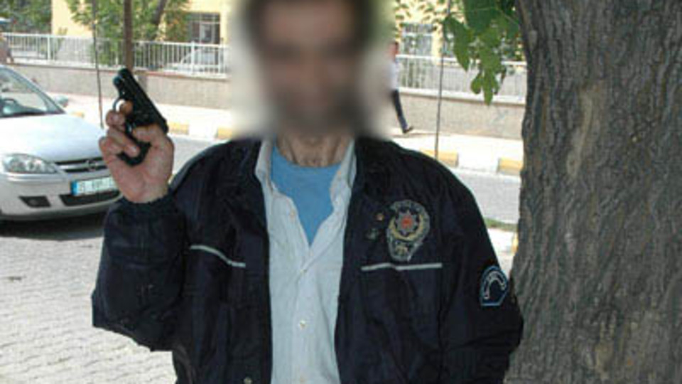 Polis kılığında kuyumcu gasp ettiler