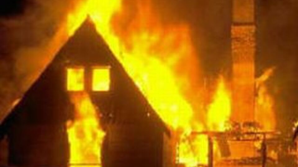 Mumla oynarken yanarak öldü