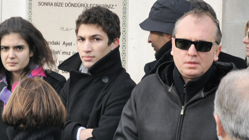 Kızını Londra'ya götürüyor