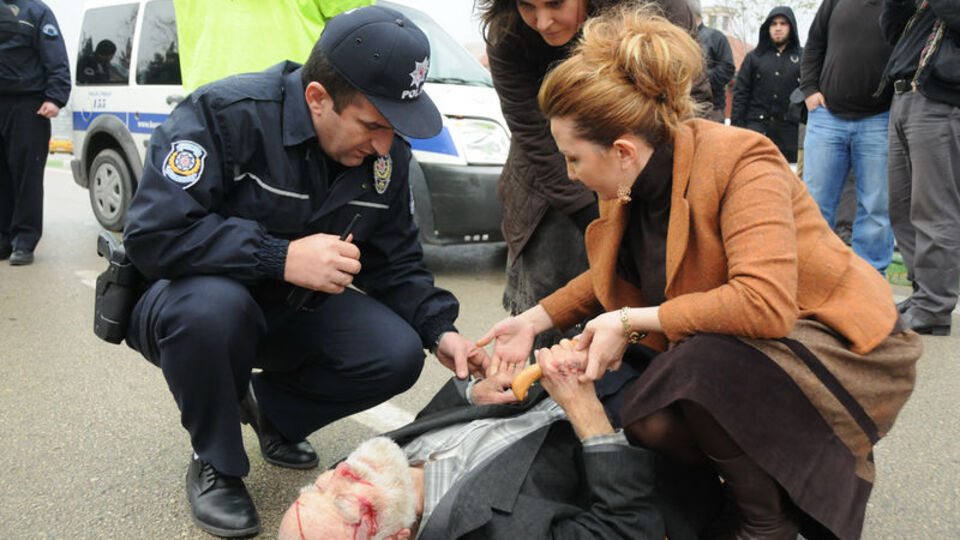 Polis çarptı, yoldan geçen doktorlar kurtardı