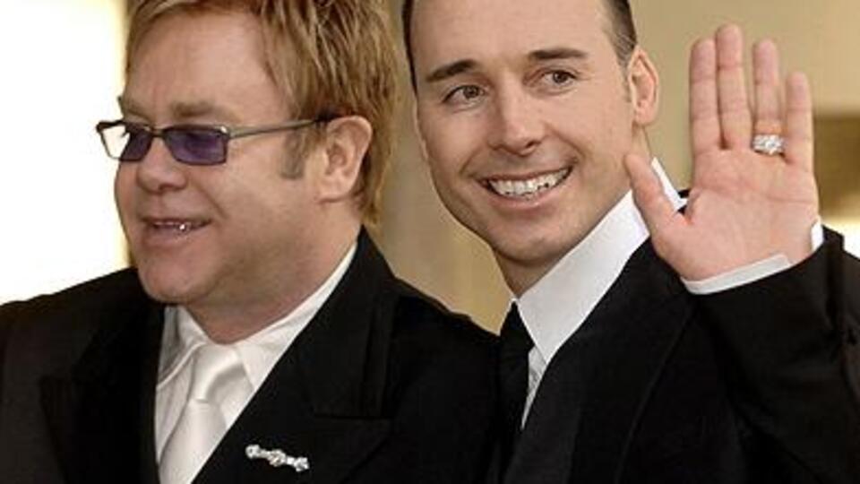 Elton John 64 yaşında baba oldu