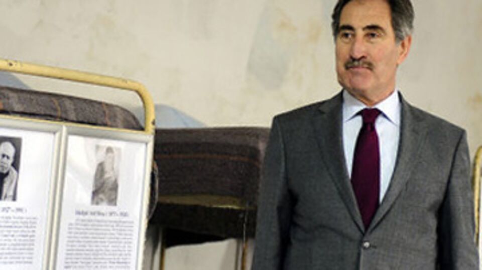 Dar ağacından rahatsız oldu