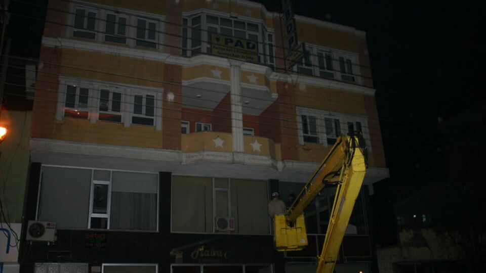 BDP astı, polis indirdi