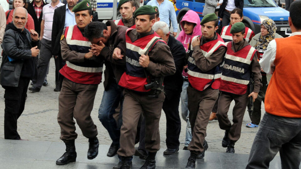 14 yaşındaki kıza zorla lezbiyen ilişki!