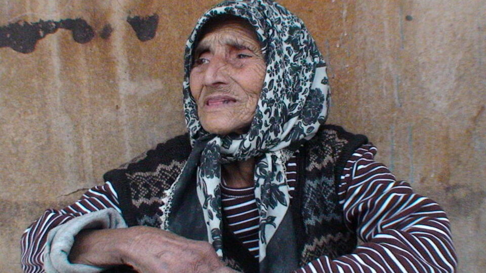 Yaşlı kadının dramı yürek burkuyor