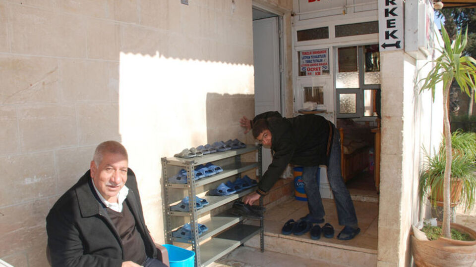 Bu tuvalete ayakkabıyla girmek yasak!