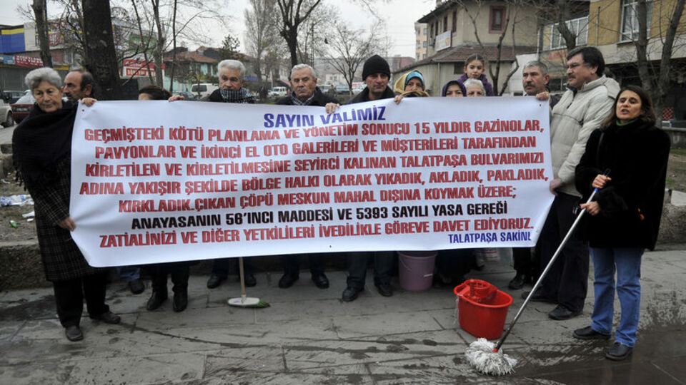 Pavyonlar kapatılsın diye sokağa döküldüler