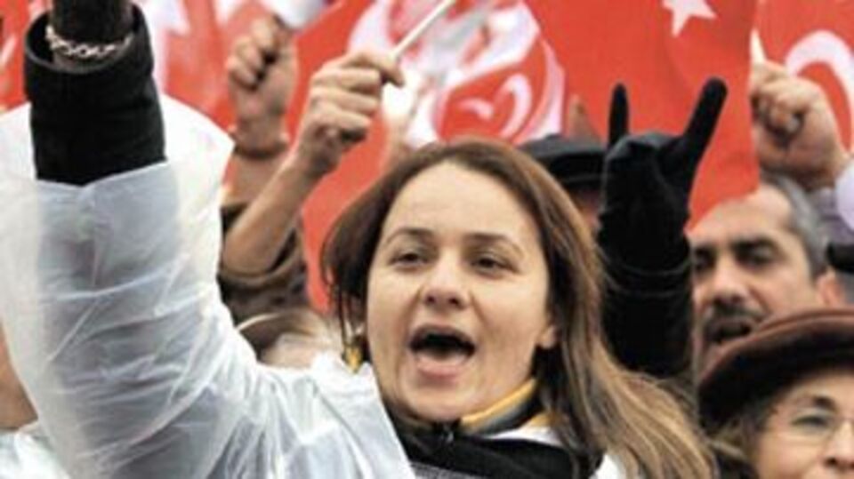 MHP kadın seçmenlerin peşinde