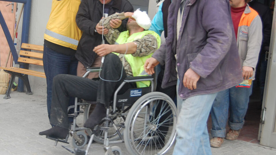 5 parmağını birden kaybetti