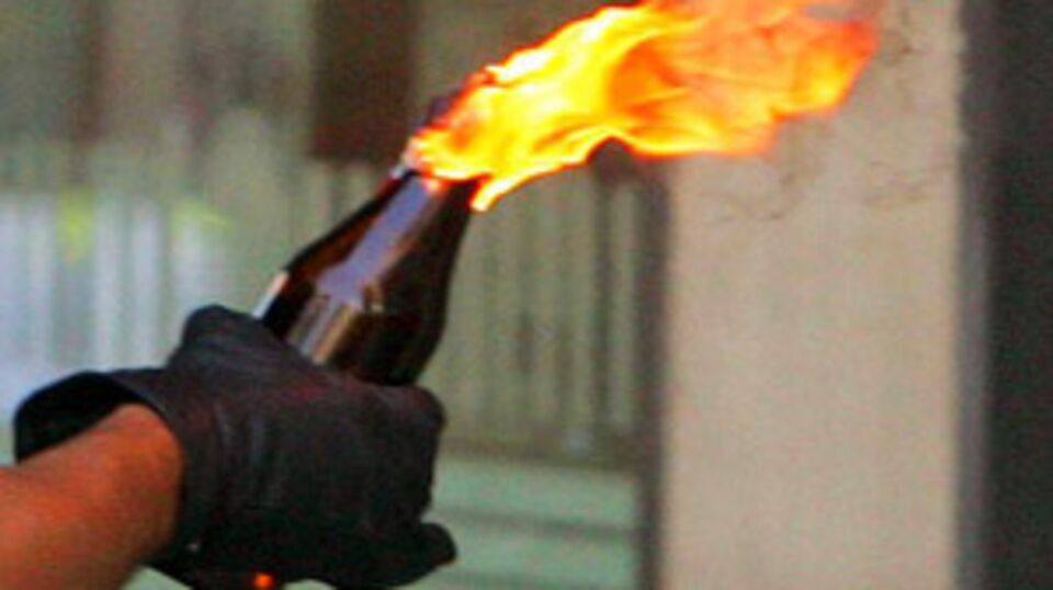 Polis aracına molotoflu saldırı!