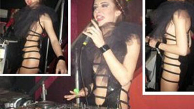 Sahneye neredeyse çıplak çıktı!