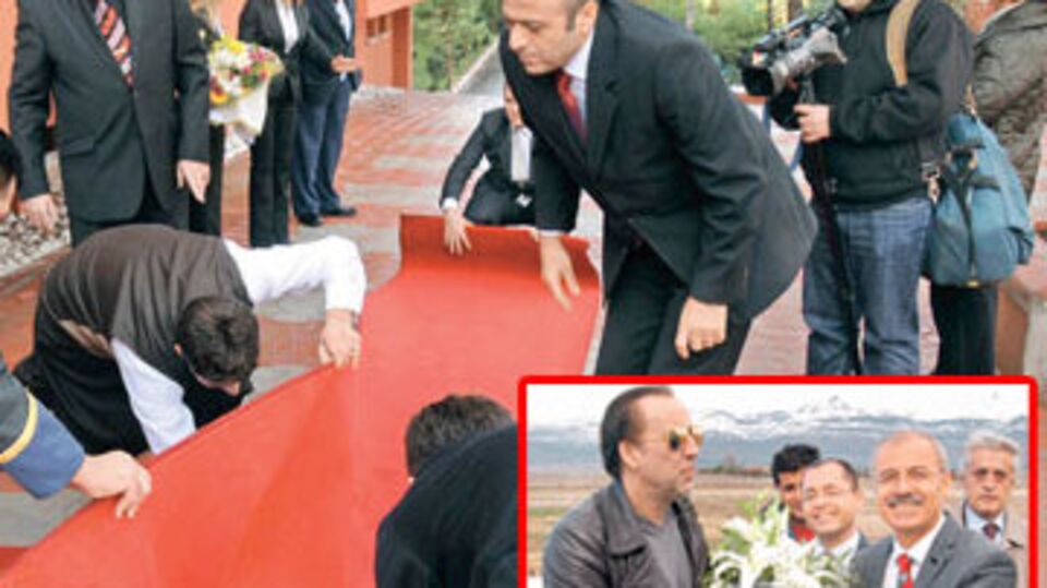 Kırmızı halıdan 'Hayalet'i geçti