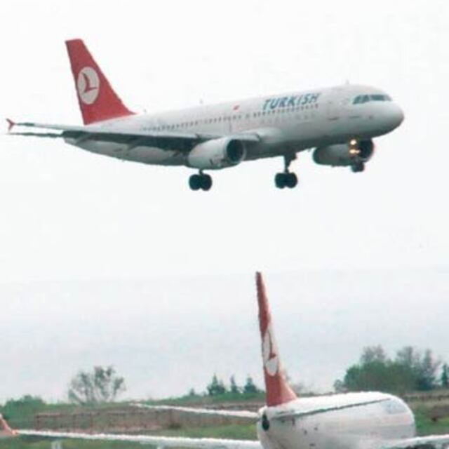 Saatte 50 uçak inecek