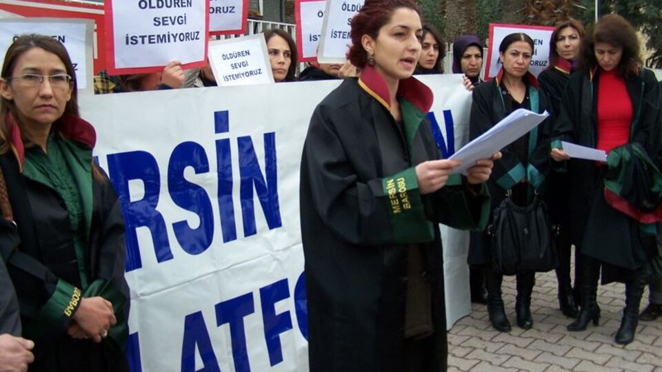 Sevgilisini boğdu, çamaşır suyu içti!