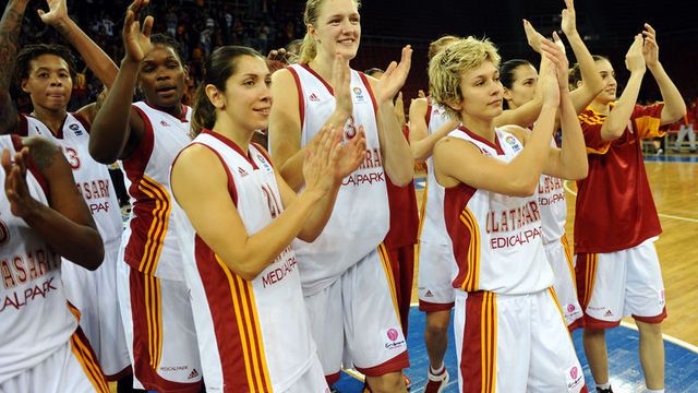 Aslan salonda kükredi!