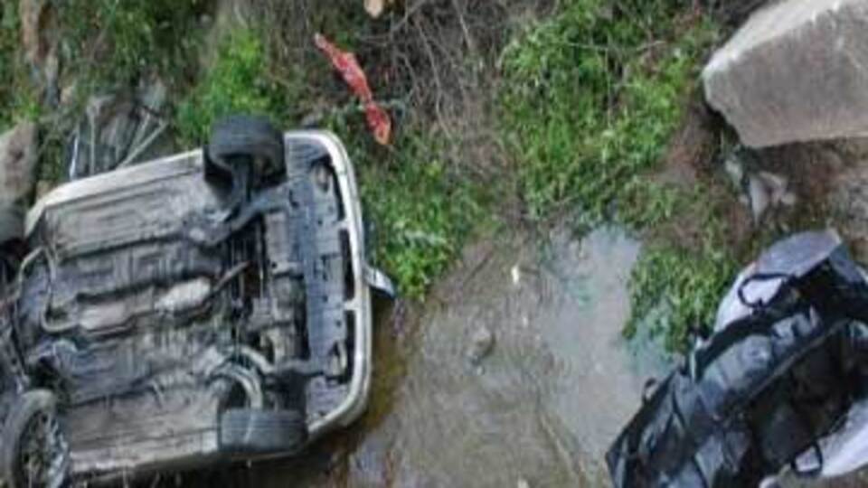 Otomobil dereye uçtu
