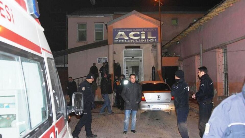Karakola atacağı bomba elinde patladı!