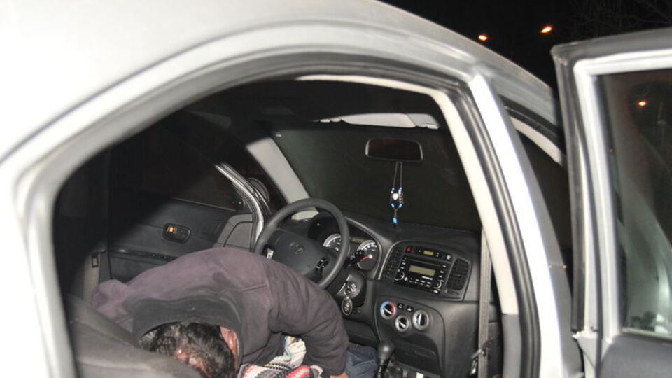 Otomobilde çay demlemek isterken zehirlenip öldü