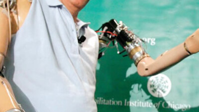 Kolunu düşüncesiyle çalıştırıyor!