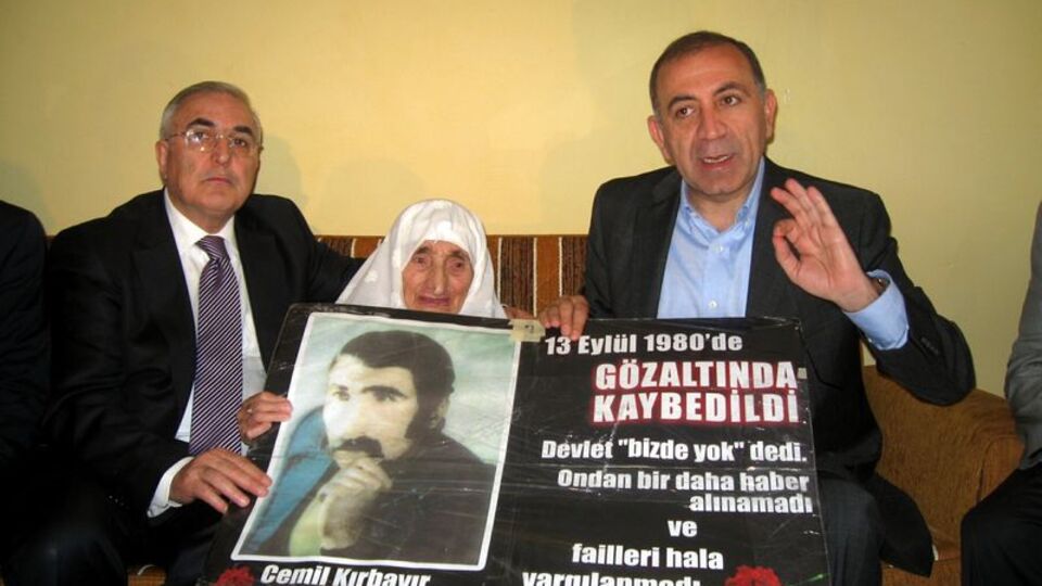 Gürsel Tekin, "Berfo Ana"yı ziyaret etti