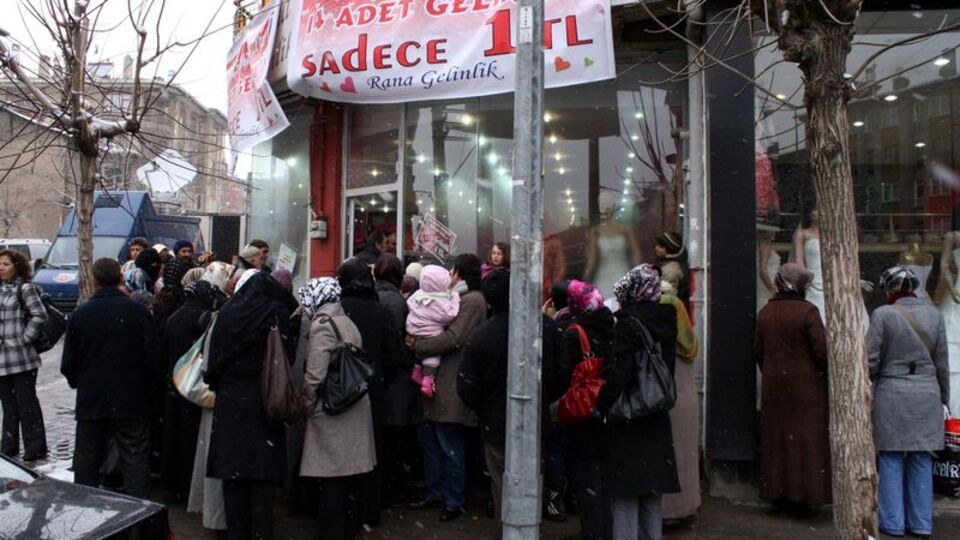 1 TL'lik gelinliğe 320 kişi başvurunca!