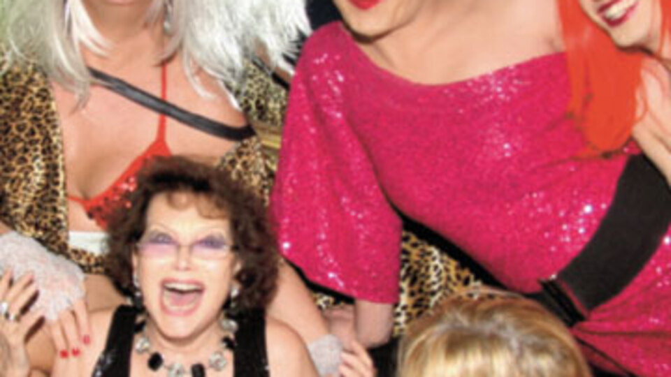 Dansözlerle göbek attı