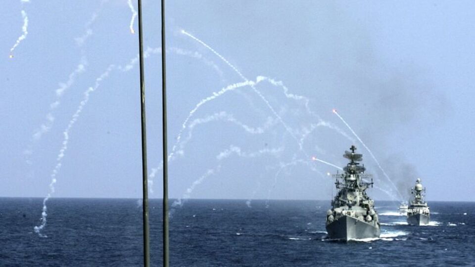 Süveyş'te savaş gemisi krizi