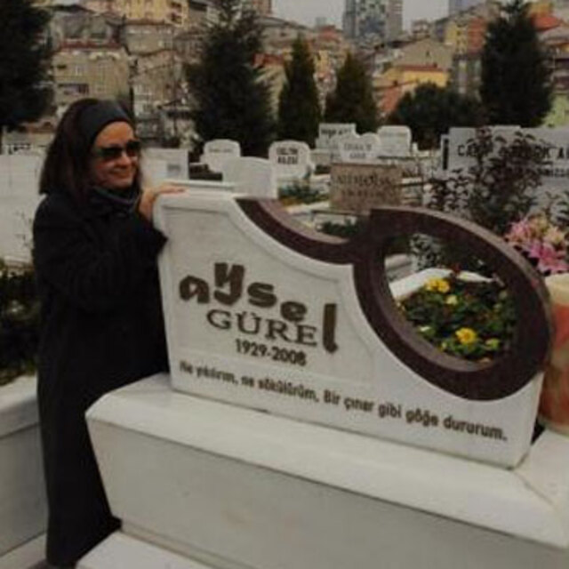 Meşhur gözlüğü mezar taşı oldu