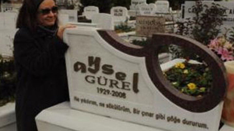 Meşhur gözlüğü mezar taşı oldu