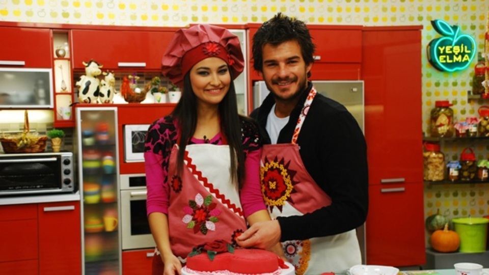 Survivor aşıkları nişan pastasını mutfakta kesti